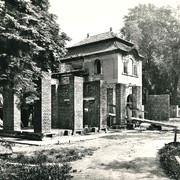 Výstavba prezidentské rezidence v Královské zahradě v letech 1948-1950. Přístavba nových obytných křídel k baroknímu pavilonu. Původně byl střední pavilón součástí barokního skleníku vystavěného v letech 1731-1732 patrně K. I. Dientzenhoferem