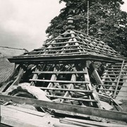 Výstavba prezidentské rezidence v Královské zahradě v letech 1948-1950. Přístavba nových obytných křídel k baroknímu pavilonu. Původně byl střední pavilón součástí barokního skleníku vystavěného v letech 1731-1732 patrně K. I. Dientzenhoferem