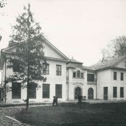 Výstavba prezidentské rezidence v Královské zahradě v letech 1948-1950. Přístavba nových obytných křídel k baroknímu pavilonu. Původně byl střední pavilón součástí barokního skleníku vystavěného v letech 1731-1732 patrně K. I. Dientzenhoferem